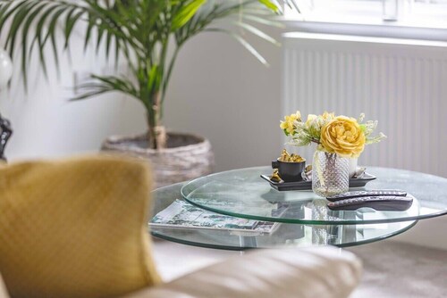 Stylish 3-Bed House in Langley|Drive - By Tempstay