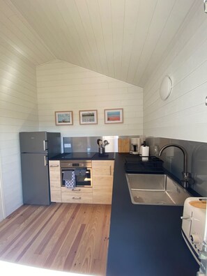 Fridge, microwave, oven, stovetop - Chalet sur Pilotis, Esprit Film 37°2, Gruissan Plage Wifi (Gruissan)