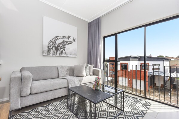 Appartement classique | Aire de séjour | Téléviseur à écran plat de 50 po avec télévision par câble, téléviseur