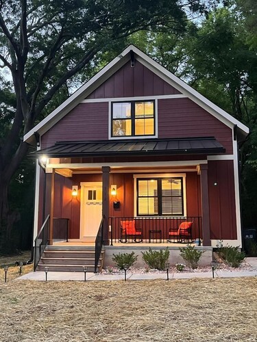 The Uptown Cottage.1 mile to uptown!