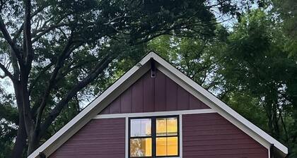 The Uptown Cottage.1 mile to uptown!