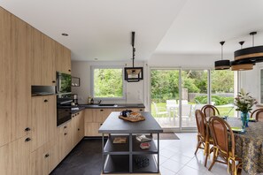 Fridge, microwave, oven, dishwasher - Le clos de la Roche Angevin - Proche plage du Verger (Cancale)