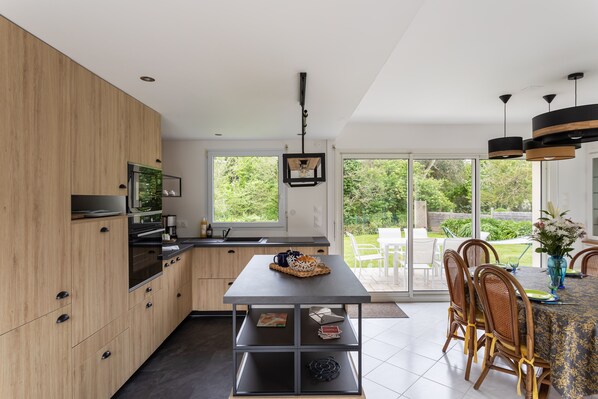 Réfrigérateur, micro-ondes, four, lave-vaisselle