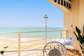 Outdoor dining - Apartment & parking in front of the sea. Victoria (Cadiz)