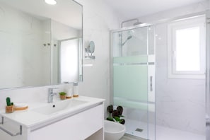 Douche, sèche-cheveux, bidet, serviettes fournies