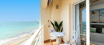 Exclusive apartment in front of the sea. Victoria