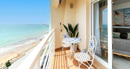 Exclusive apartment in front of the sea. Victoria