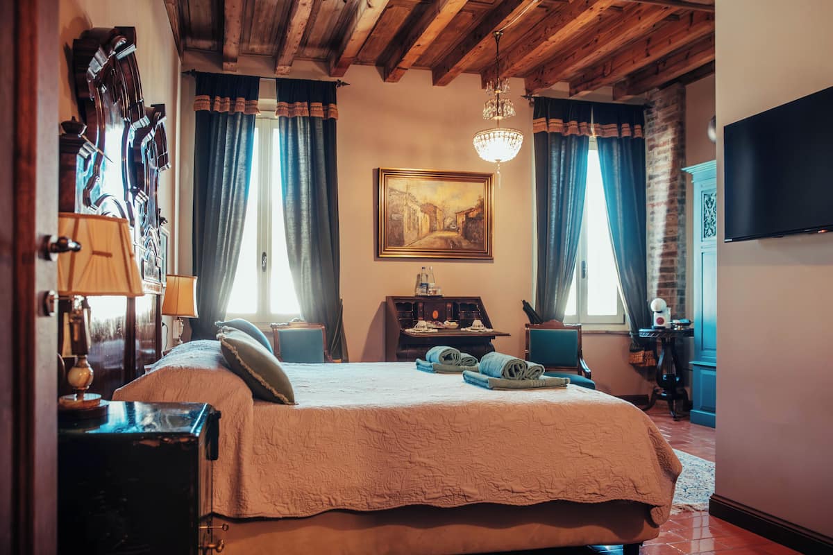 Dante room | 1 غرفة نوم وملاءات للفراش لا تسبب الحساسية وألحفة محشوة بالريش ومكتب
