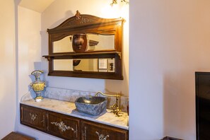 Formigola room | 1 bedroom, hypo-allergenic bedding, down comforters - B&B Formigola (Dello)