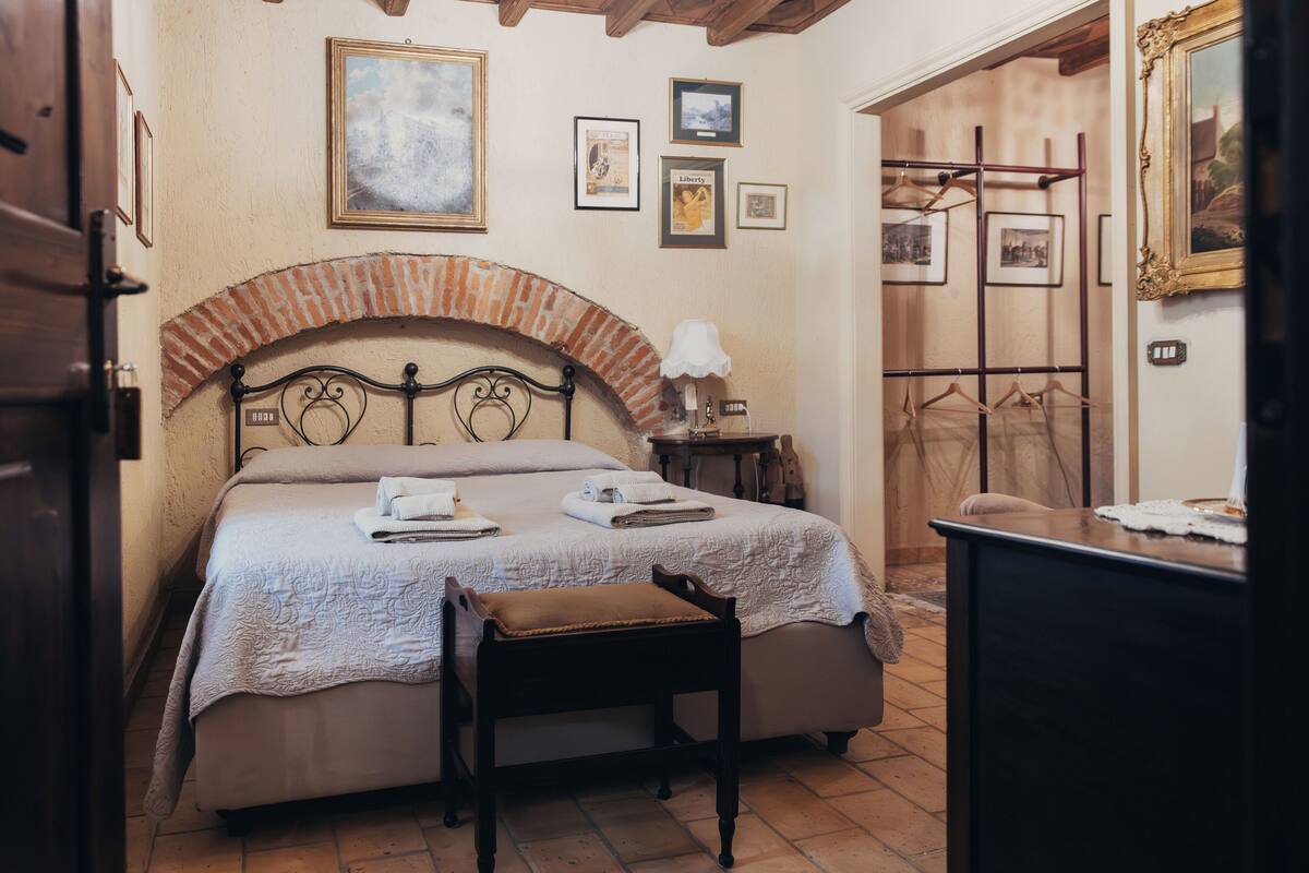 Basic-rum | 1 sovrum, allergitestade sängkläder, duntäcken och unika möbler