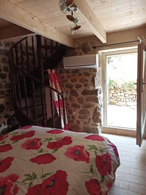 1 bedroom, iron/ironing board, travel cot, free WiFi - Gîte les Coquelicots de Retourtour (Lamastre)