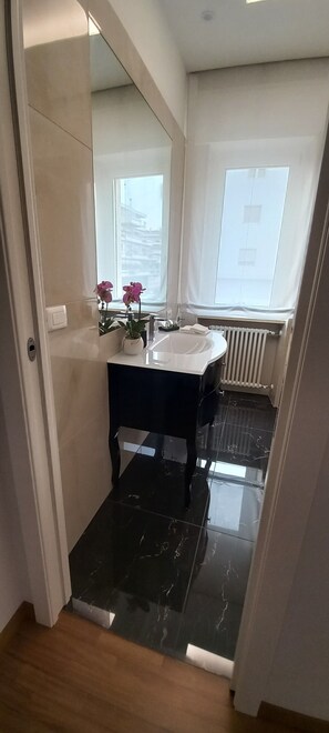 Luxury Double Room | Bathroom | Slippers - Orchid Luxury Suite (Pescara)