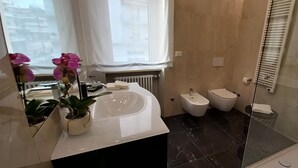 Luxury-Doppelzimmer | Badezimmer | Hausschuhe