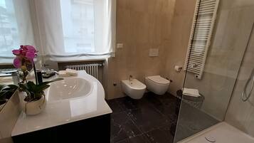 Luxury Double Room | Bathroom | Slippers