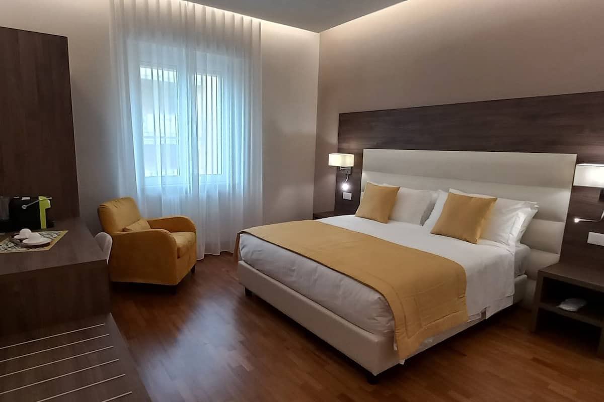 Luxury Double Room | In-room safe, desk, laptop workspace, blackout drapes
