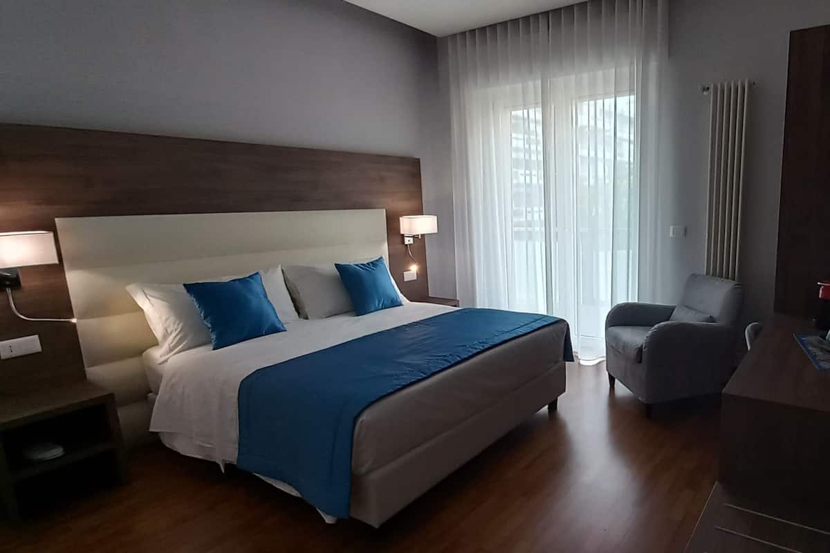 Luxury Double Room | In-room safe, desk, laptop workspace, blackout drapes