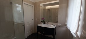 Luxury Double Room | Bathroom | Slippers - Orchid Luxury Suite (Pescara)