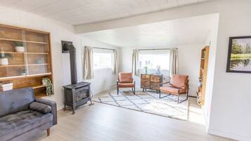 TV connectée, cheminée, lecteur de DVD, baby-foot