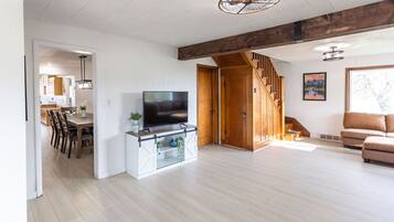 TV connectée, cheminée, lecteur de DVD, baby-foot