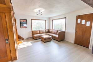 TV connectée, cheminée, lecteur de DVD, baby-foot