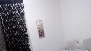 Gemeinsamer Familienschlafsaal | Essbereich im Zimmer