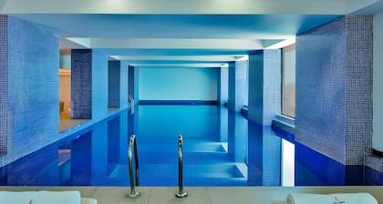 Stylish apartment with free Wi-Fi and Pool and Gym