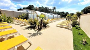 A resort with sun loungers and a greenhouse structure. - Mobil home 3 chambres, clim, LL (Saint-Jean-de-Monts)