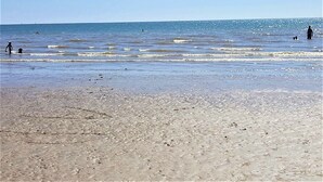 A beach with calm waters and a clear sky. - Mobil home 3 chambres, clim, LL (Saint-Jean-de-Monts)