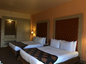 奢华开间套房 | Select Comfort 床、迷你吧、办公桌、笔记本电脑工作区