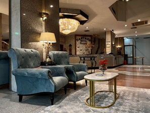 Coin salon dans le hall