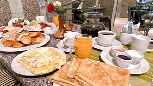 بوفيه فطور يوميًا مقابل رسوم