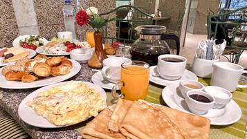 Frokostbuffé hver dag (mot et tillegg)