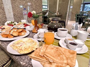 Tägliches Frühstücksbuffet gegen Gebühr