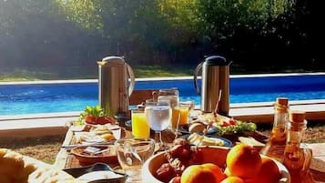 Daily local cuisine breakfast (TND 25 per person)