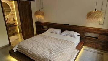 Iron/ironing board, bed sheets