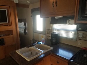 Réfrigérateur, micro-ondes, four, plaque de cuisson