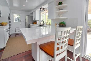 冰箱、微波炉、烤箱、炉灶