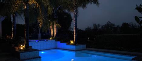 Lämmitetty uima-allas