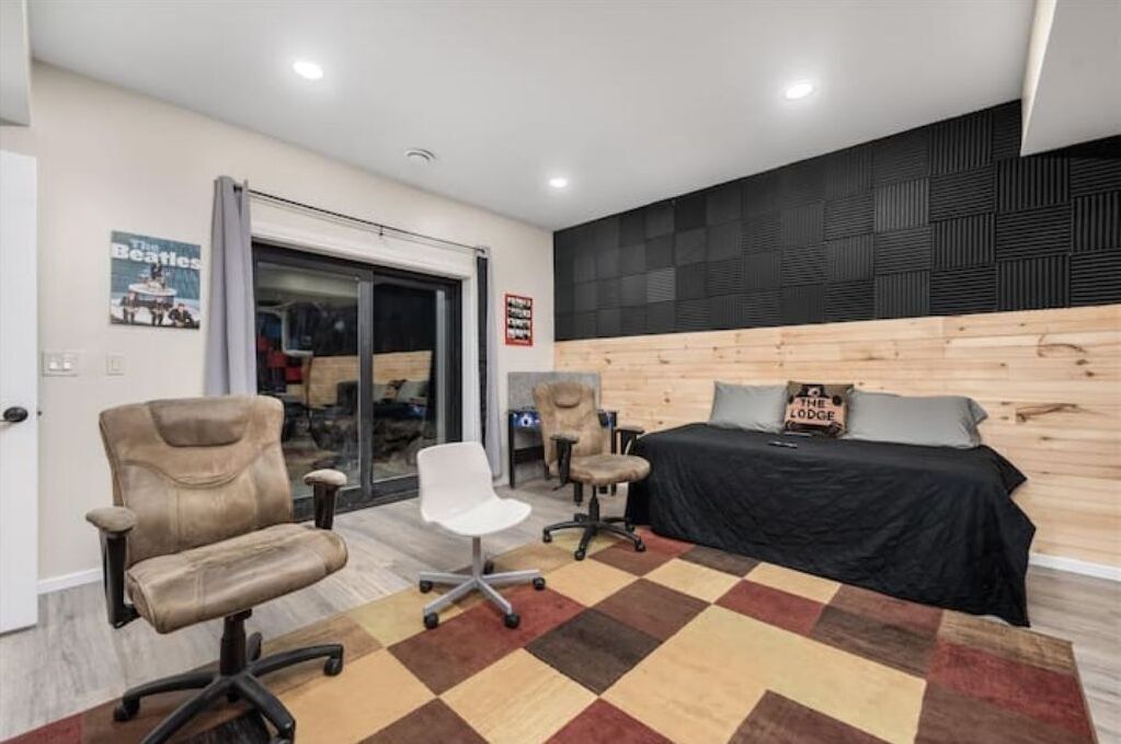 4 habitaciones, escritorio y tabla de planchar con plancha 