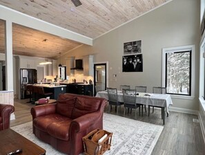 TV connectée, cheminée, lecteur de DVD, baby-foot