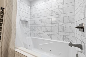 Whirlpool, Haartrockner, Handtücher, Seife