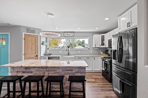 Bright & Modern 4BR with large jacuzzi tub near favored Black Hills Attractions