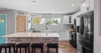 Bright & Modern 4BR with large jacuzzi tub near favored Black Hills Attractions