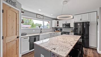 Kjøleskap, mikrobølgeovn, ovn og kokeplater