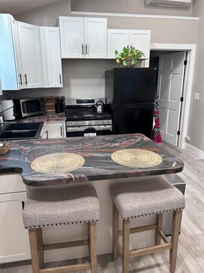 Réfrigérateur, four à micro-ondes, un four, surface de cuisson