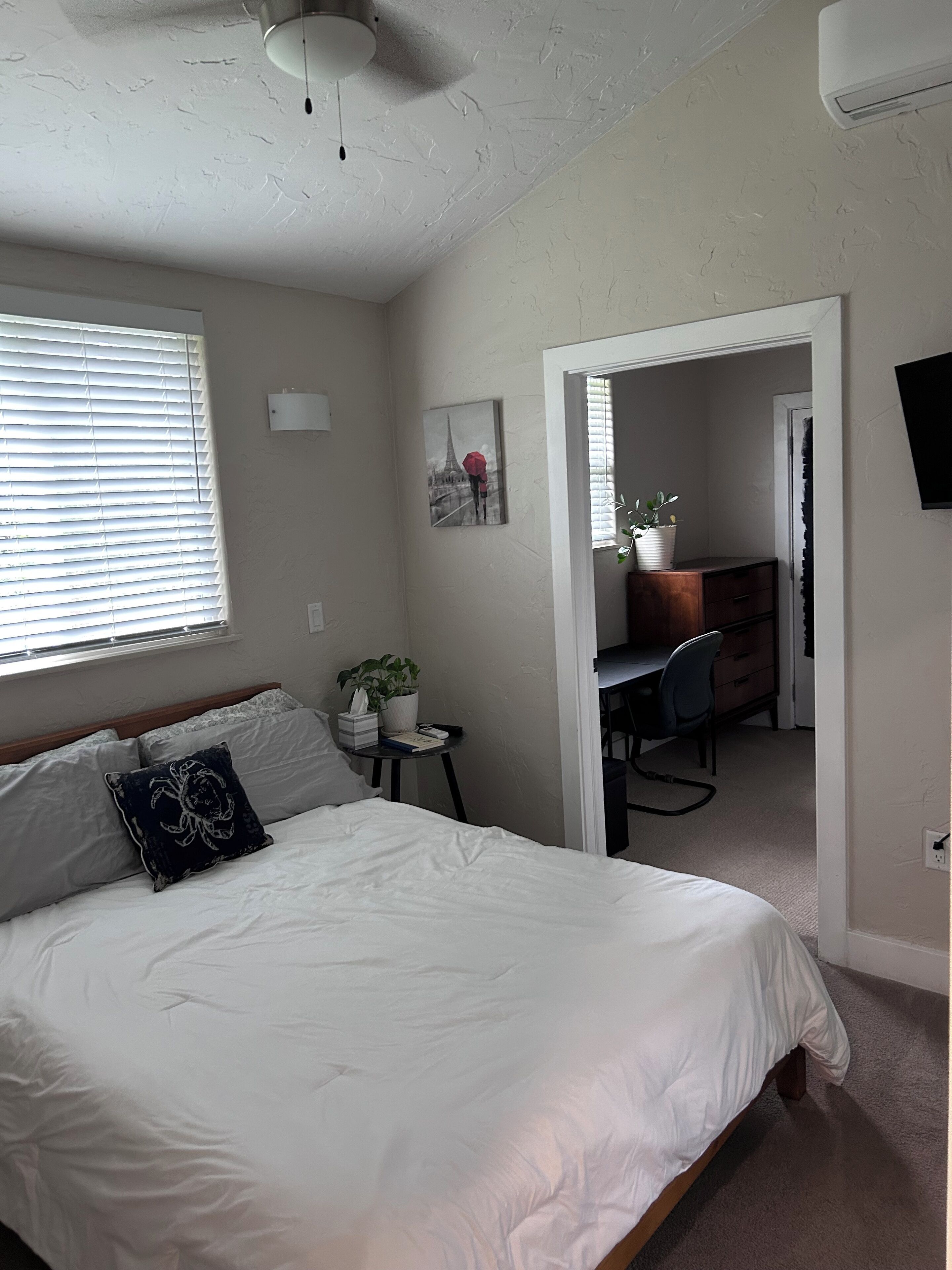 3 habitaciones, escritorio y tabla de planchar con plancha 