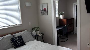 3 habitaciones, escritorio y tabla de planchar con plancha