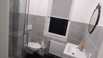 Een douche, een haardroger, handdoeken, zeep