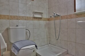 Departamento Confort, 2 habitaciones, vista al jardín | Baño | Regadera y toallas 