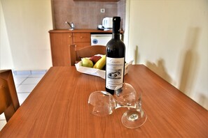 Estudio estándar, 1 habitación, vista al jardín | Cocina privada | Frigobar, tetera eléctrica y tostadora 